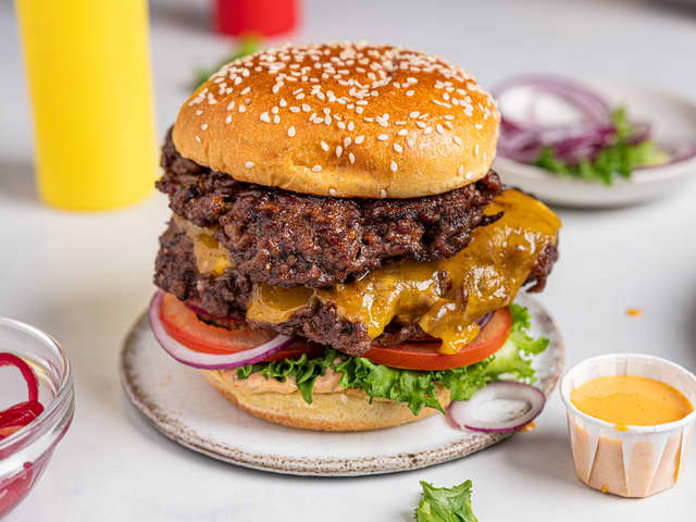 Legg over på burgerbrød, ha på toppen og server.
