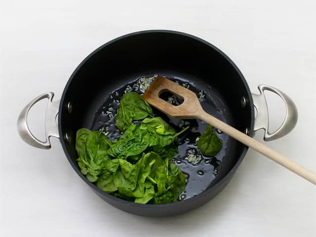 Finhakk hvitløk og vask spinat, og fres i olje i ca. 2-3 min. Krydre med salt og pepper.