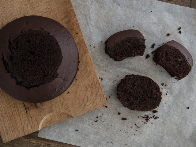 **Sjokoladekrem:** Bland alle ingrediensene til sjokoladekremen godt sammen, bruk gjerne en visp. Smøret skal være mykt, men ikke smeltet. Kaffen må være kald.