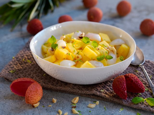 Eksotisk fruktsalat med litchi og hasselnøtter