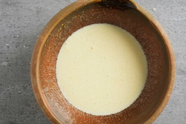 **Kakerøre:** Visp sammen sukker og olje i en bakebolle. Pisk inn eggene med en håndmikser til blandingen tykner.