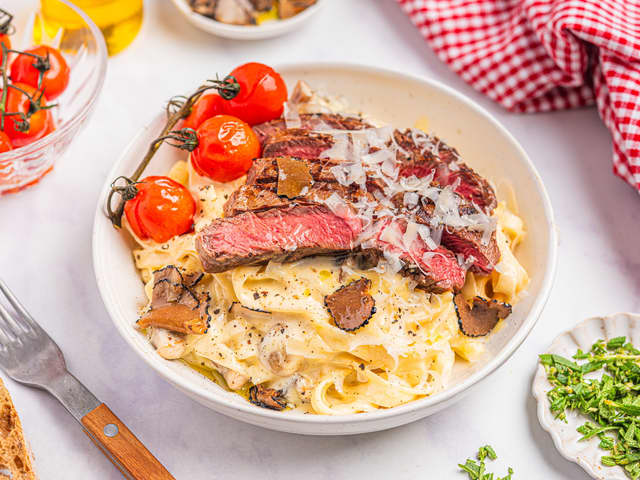 Trøffelpasta med sopp og entrecôte