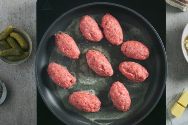 Stek kakene i smør på middels varme. Kok ut av stekepannen og bruk dette som kraft.