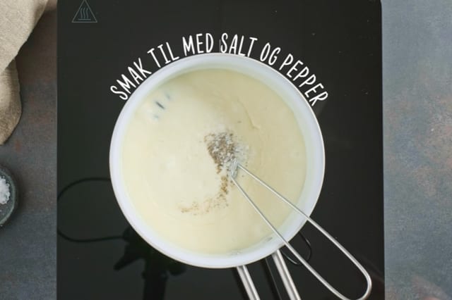 Smak til med salt, pepper og revet muskat. La sausen småkoke i ca 10 minutter for å fjerne litt av "råsmaken" fra melet.