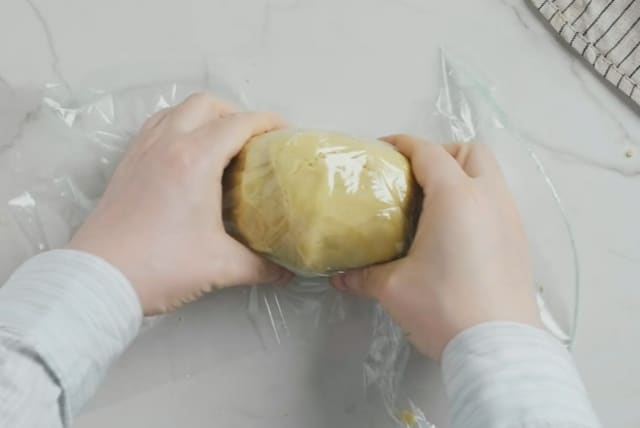Dekk til deigen med plast og la stå kjølig i 30 minutter, gjerne i kjøleskapet.