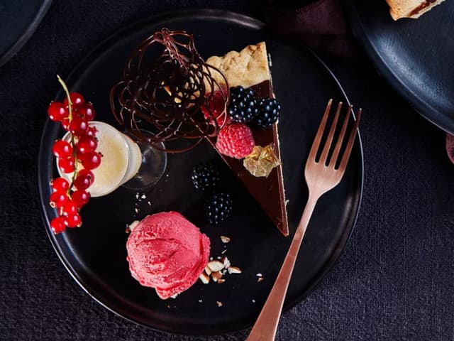 Sjokoladeterte med bringebær og  moccashot