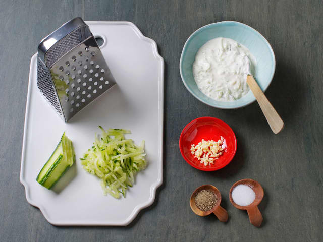 **Tzatziki:** Lag agurksalaten ved å rive agurk, og blande med finhakket hvitløk, yohgurt, limesaft og hakket mynte.