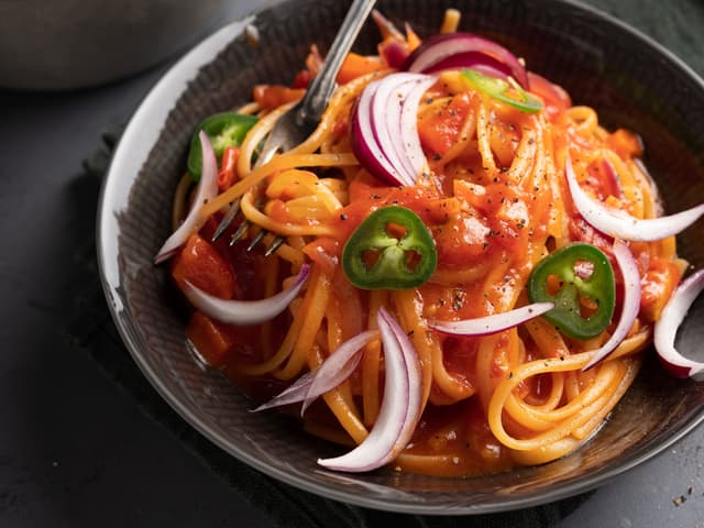 Ha på lokk og la koke i ca. 15 min til pastaen er ferdigkokt, men fortsatt al dente. Rør noen ganger underveis, og smak til med salt og pepper.