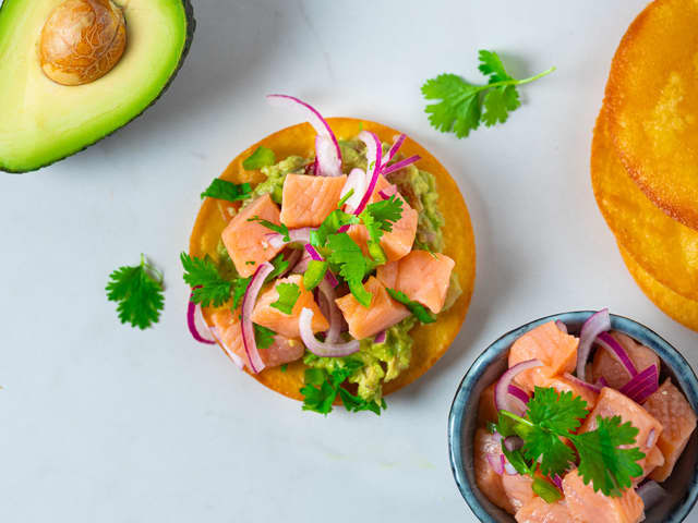 Server ceviche som en liten rett alene, eller på sprø tostadas med guacamole.