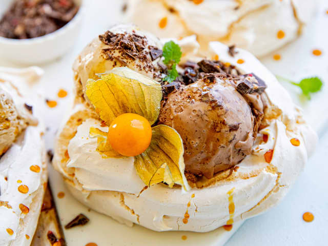 Pynt med physalis, sitronmelisse, karalmellsaus og grovhakket mørk sjokolade.