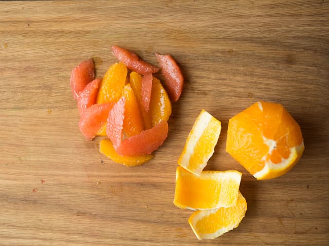 Skjær av topp og bunn på appelsinene og grapefrukten. Skjær av skallet, men pass på så du ikke skjærer vekk for mye. Bruk en skarp kniv og skjær ut «filetene» mellom de hvite hinnene.