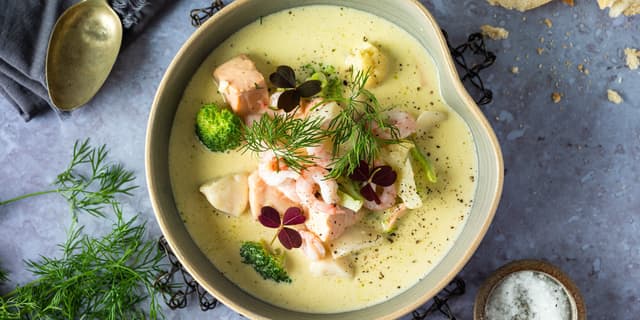 Topp gjerne suppen med pillede reker og frisk dill like før servering og server godt brød ved siden av.