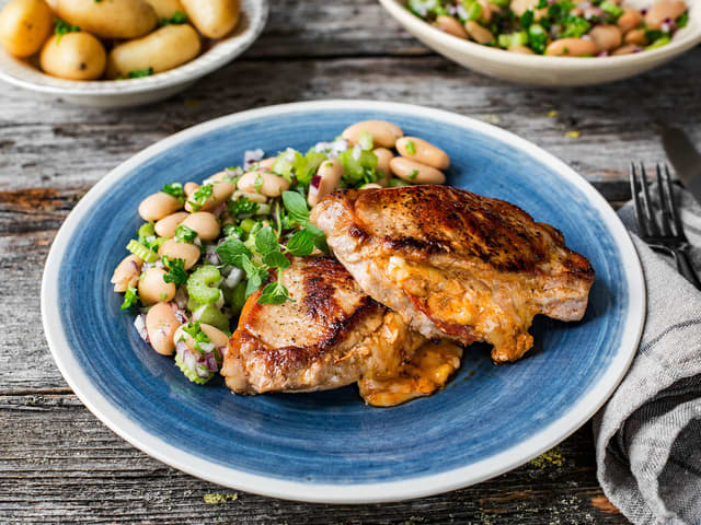 Fylte svinekoteletter med frisk bønnesalat