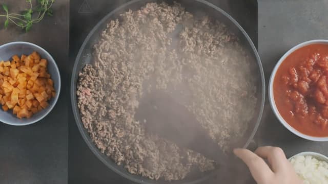 Brun kjøttet og pancetta/bacon i en tykkbunnet kjele med olivenolje. Tilsett løk, gulrot, selleri, hvitløk, laurbærblader og grovkvernet pepper.