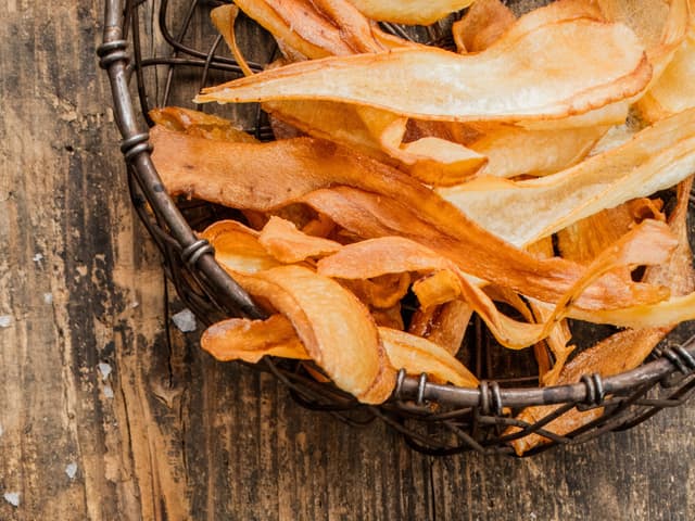 **Chips av skorsonnerot:** Vask skorsonerrot godt, her er det ofte mye jord. Lag tynne skiver med mandolin eller grønnsaksskreller. Varm olje til 150-160 grader og stek skorsonerrot sprø, kun noen få av gangen. Legg over på tørkepapir.
