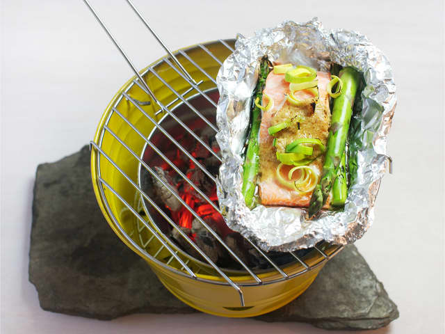 Pakk laksen i aluminiumsfolie med purre, asparges og hasselnøttsmør. Grill pakkene i ca. 3 min. på hver side, eller stek i ovnen på 225 °C i ca. 10 min. Server med en klatt crème fraîche.