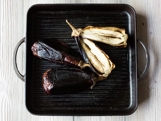 Del de grillede auberginene på langs og skrap ut alt kjøttet med en skje.