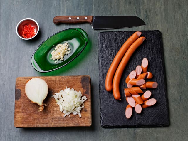 Hakk chili, løk og hvitløk og skjær pølser i biter.