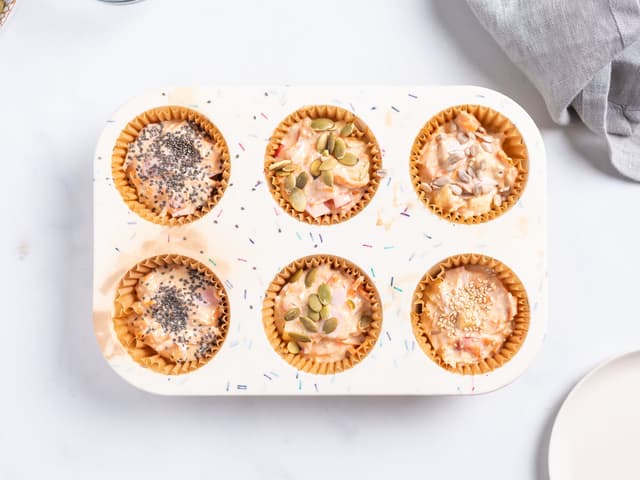 Ha røren i muffinsformer.