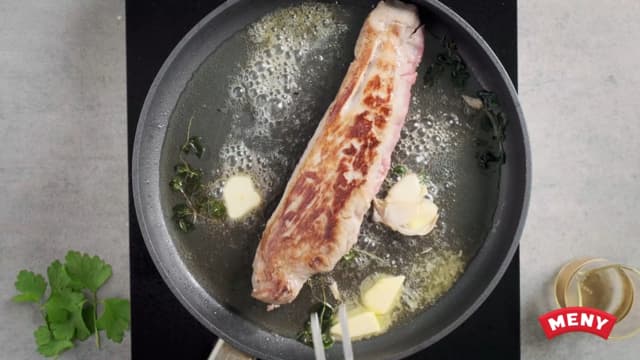 **Helstekt svinefilet i ovn:** Krydre svinefileten med salt og pepper. Ha litt rapsolje i en stekepanne, og brun kjøttet raskt på høy varme på alle sider.