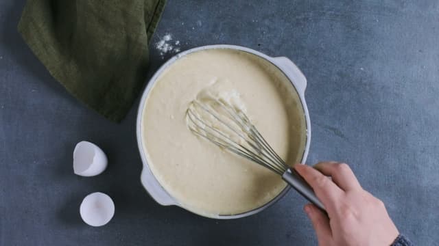 Bland de tørre ingrediensene godt sammen i en bolle og tilsett melk, smeltet margarin og egg. La røra svelle 30 minutter i kjøleskapet eller på benken.