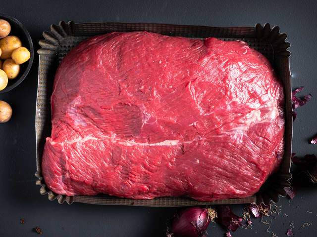 **Helstekt roastbiff:** Renskjær mørbraden for sener og hinner med en skarp kniv. Vær forsiktig så du får med minst mulig rent kjøtt. Gni fileten inn med biffkrydder, eventuelt salt og pepper.