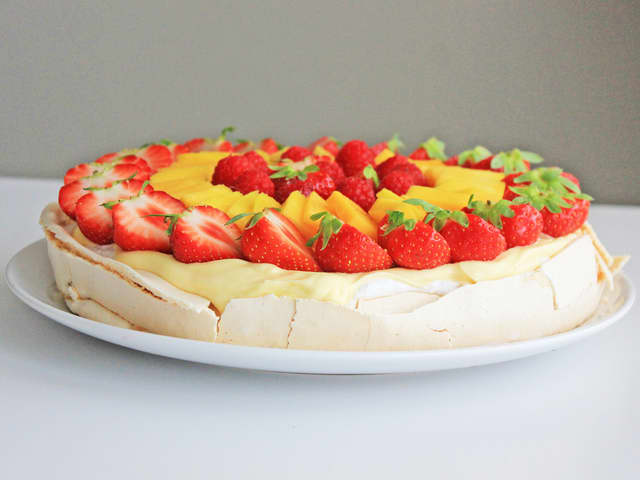 **Tropisk pavlova:** Sett bunnen på et kakefat. Smør et tynt lag med kokoskrem utover hele bunnen.