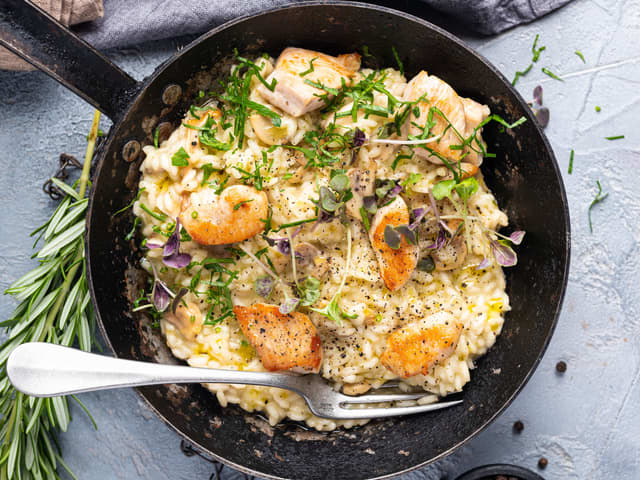 La småkoke til risen er al dente i ca. 18-20 min. Rør inn smør og revet parmesan og smak til med salt og pepper. Topp med hakket persille. Godt og enkelt!