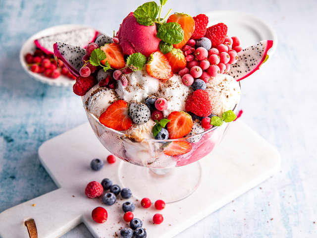 Vegansk festdessert med is og bær