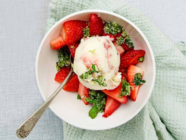 Enkel dessert med jordbær