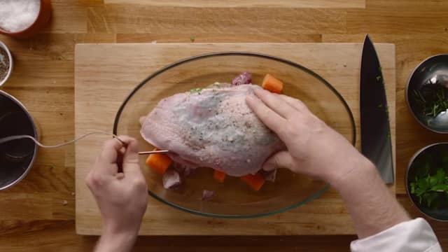 Legg fileten i en ildfast form og stikk inn et steketermometer i den tykkeste delen av fileten.