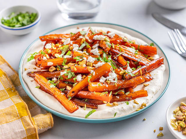 Glaserte gulrøtter med fetakrem og nøtter