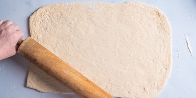 **Bunn:** Strø litt mel på benken. Legg butterdeigplatene slik at de overlapper hverandre. Kjevle ut platene slik at de blir så store at de dekker et helt bakebrett.