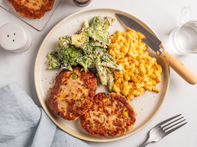 Lunsjkaker med brokkolisalat og mac'n cheese