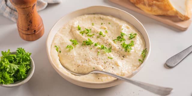 Kjør selleriroten til en puré med stavmikser og bland inn margarin. Smak til med salt og pepper, og dryss over frisk persille. Server.