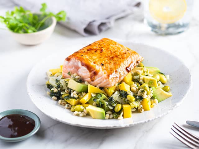 Laks med bygg- og bønnesalat