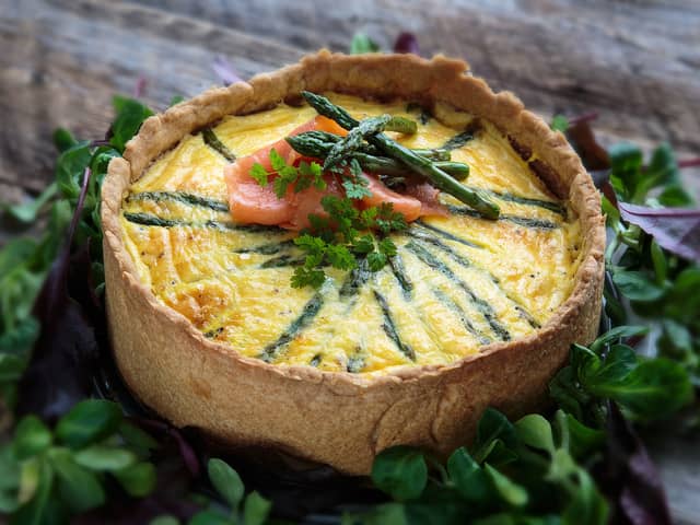Pai med røkelaks og asparges