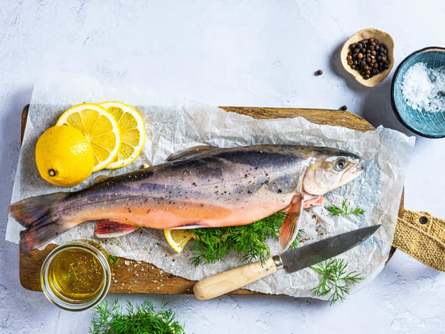 Del sitronen i skiver og legg sitronskiver og dill inni fisken.