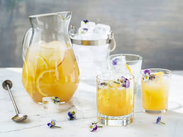 Mocktail punch med eplejuice, sitronsaft og einebær
