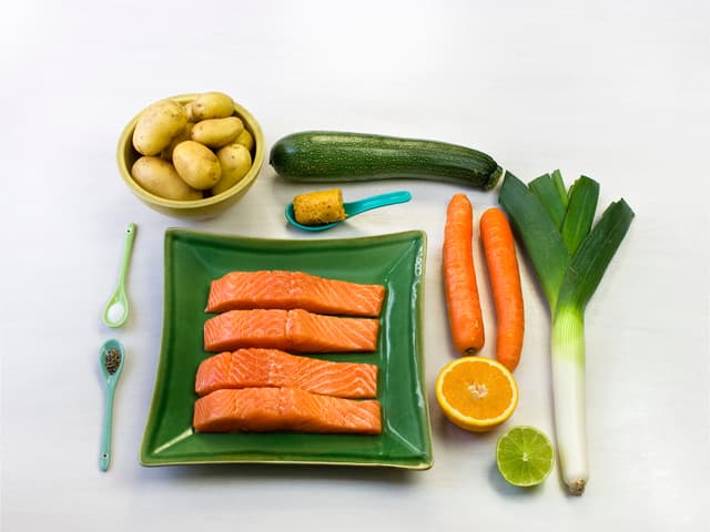 Ingrediensene her er kun et forslag. La alle velge de smakene de liker best. Blomkål, råkostmiks, løk, sukkererter og sopp er også godt.