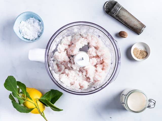 Kjør fisk og salt i en food prosessor i 1 minutt til du får en grov og litt seig masse.