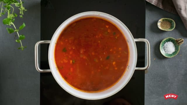 Tilsett tomatpuré, hakkede tomater, grønnsakskraft og vin. La sausen småkoke under lokk i ca. 1 time. Rør litt underveis så det ikke fester seg i bunnen. Smak til med salt og pepper.