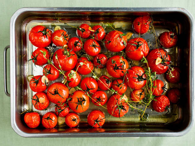 Vend cherrytomatene i olivenolje og krydre med salt og pepper. Stek tomatene i ovnen på 180 grader i ca 5 minutter til de begynner å sprekke.