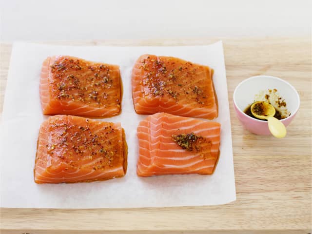 Gni inn laksen med blandingen. Legg laksen på et bakepapir og stek den midt i ovnen på 200 grader i ca. 8-10 min.