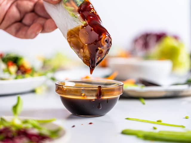 Server gjerne sommerrullene med peanøttsaus til å dyppe i.