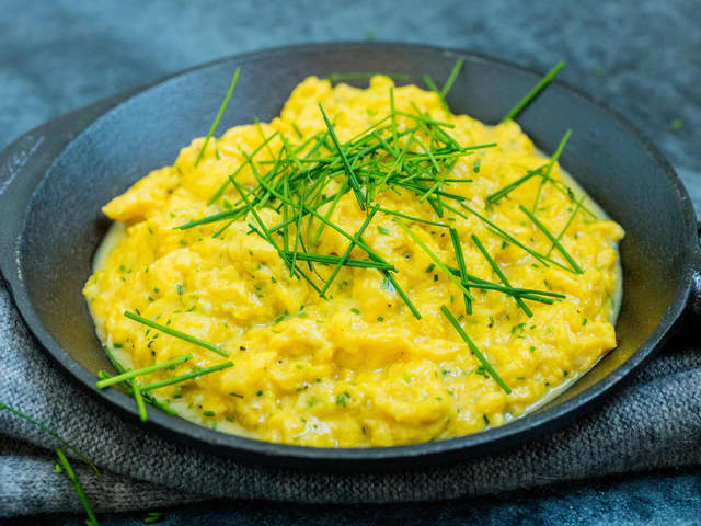 Saftig eggerøre med gressløk