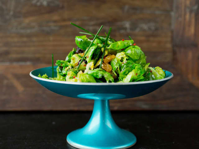 Stekt rosenkål med rosiner, chili og ingefær