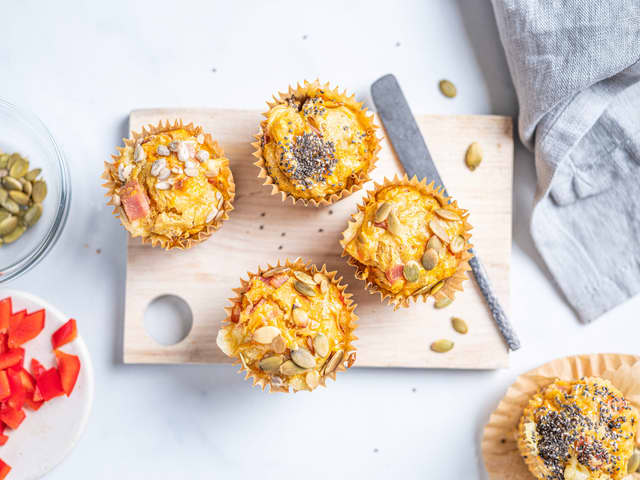 **Stek matpakkemuffinsene på 190 grader i ca 20 minutter** til de er gjennomstekt.