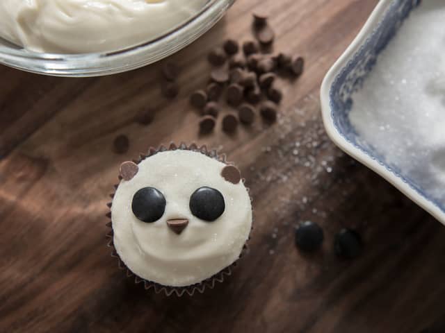 Pynte panda: Smør kremostfrosting på cupcaken, dypp så cupcaken i sukker.