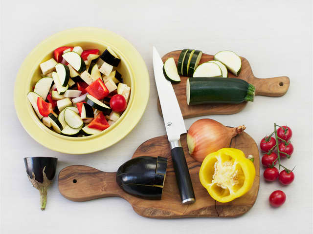 **Grønnsaker:** Del aubergine, squash, paprika og løk i biter.